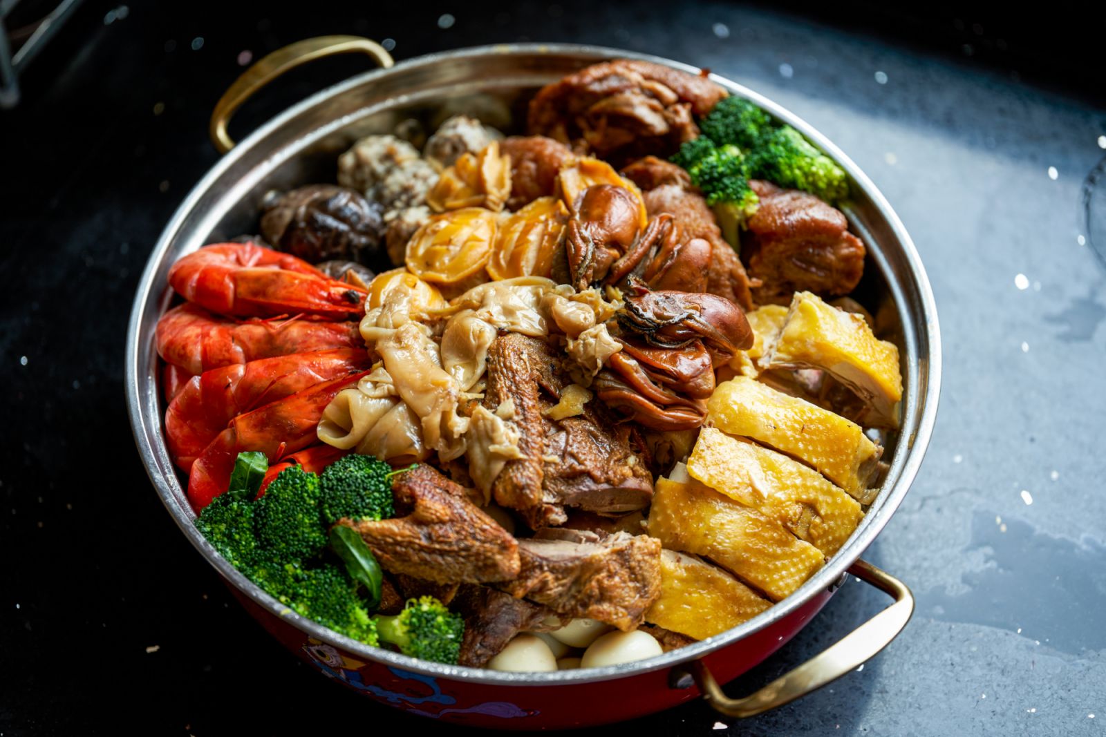 Poon choi with seafood. (Photo: Getty Images)