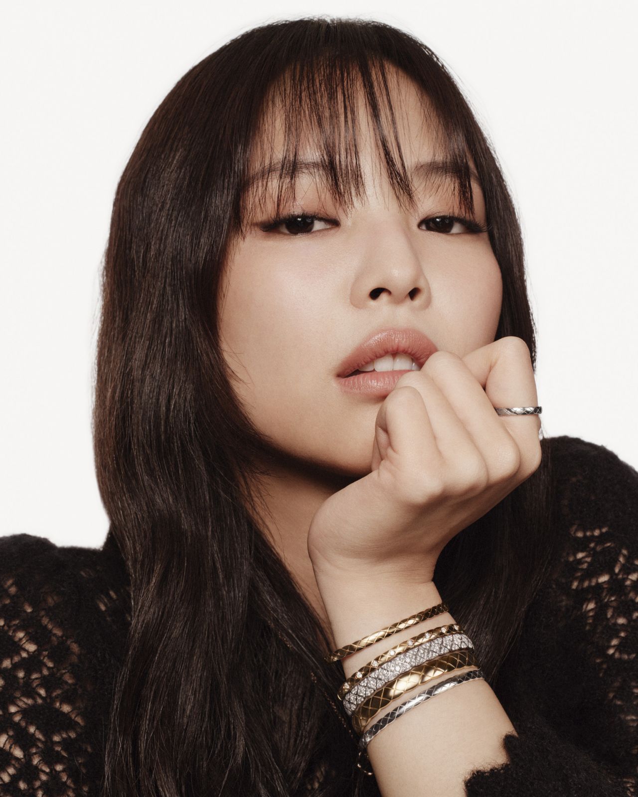 香奈兒品牌大使Jennie 佩戴全新Coco Crush窄版手環及Coco Cursh戒指耳環。(Photo: Chanel)