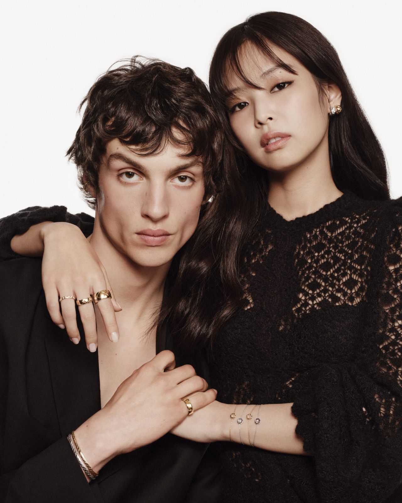 香奈兒品牌大使Jennie 佩戴Coco Crush珠寶與模特兒合影。(Photo: Chanel)