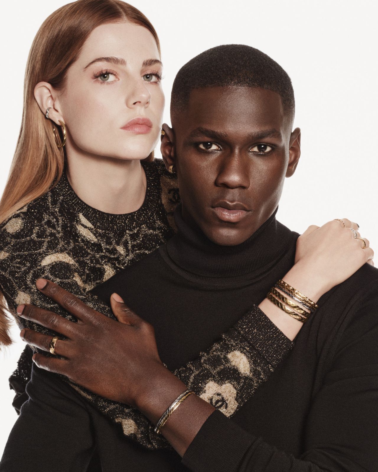 香奈兒全新品牌大使Lucy Boynton佩戴Coco Crush珠寶與模特兒合影。(Photo: Chanel)