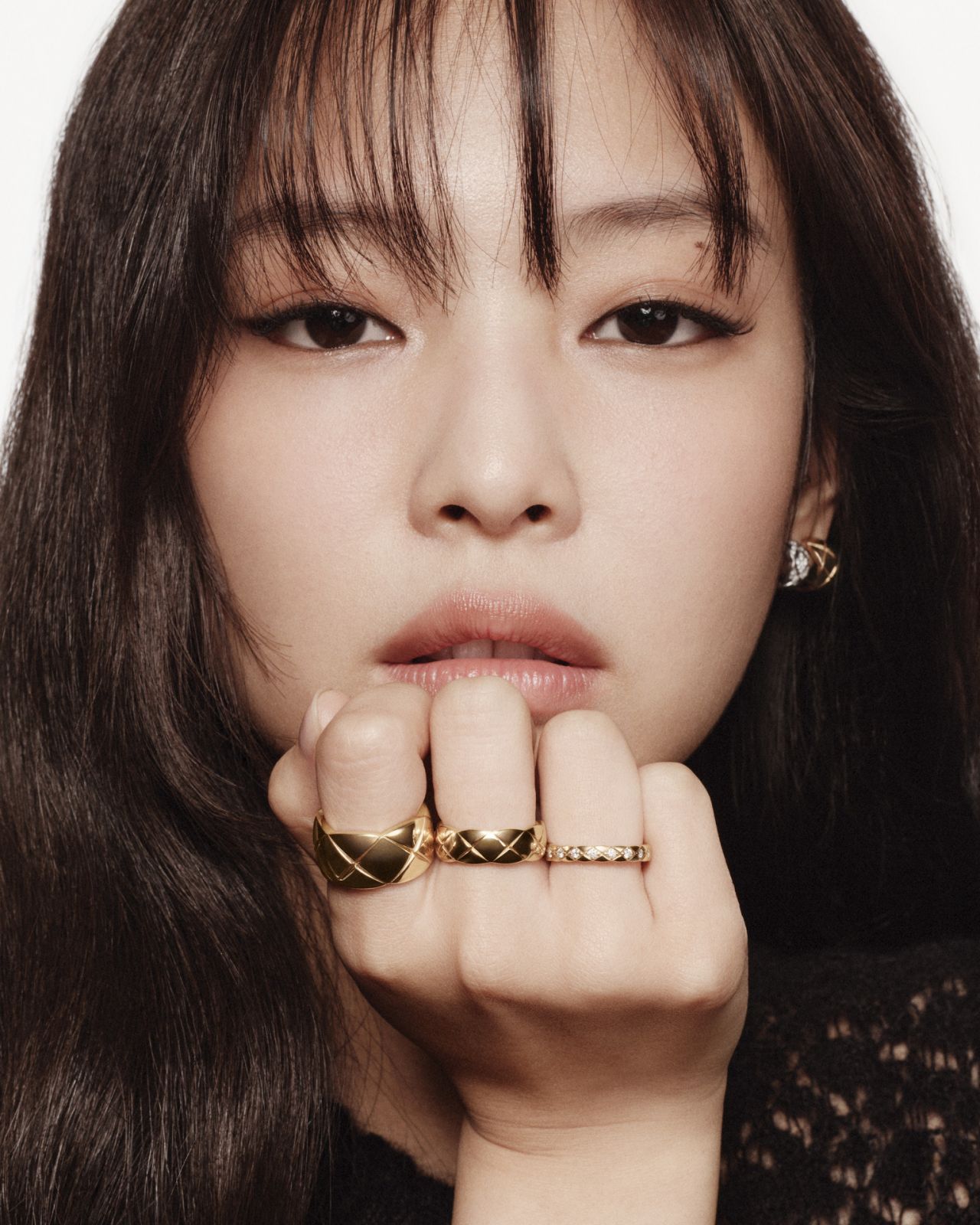 香奈兒品牌大使Jennie 佩戴全新Coco Crush戒指耳環。(Photo: Chanel)