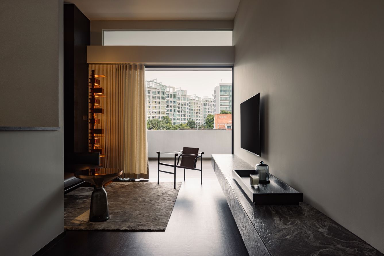 The family room on the third floor features the Muuto Outline sofa from Grafunkt, Cassina LC1 chair and the Yamagiwa Taliesin floor lamp