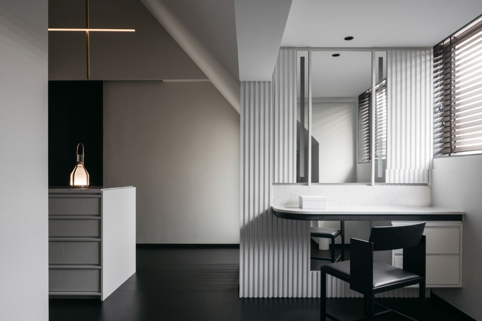 The Flos Coordinates Suspension 2 light by Michael Anastassiades echoes the straight lines of the walk-in wardrobe