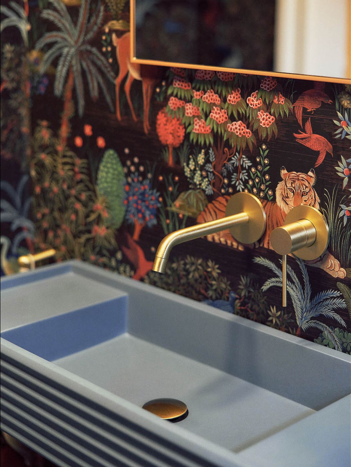 Maximalist wallpaper with Bauhaus geometries (Photo: Instagram/@stephanie_thatenhorst)