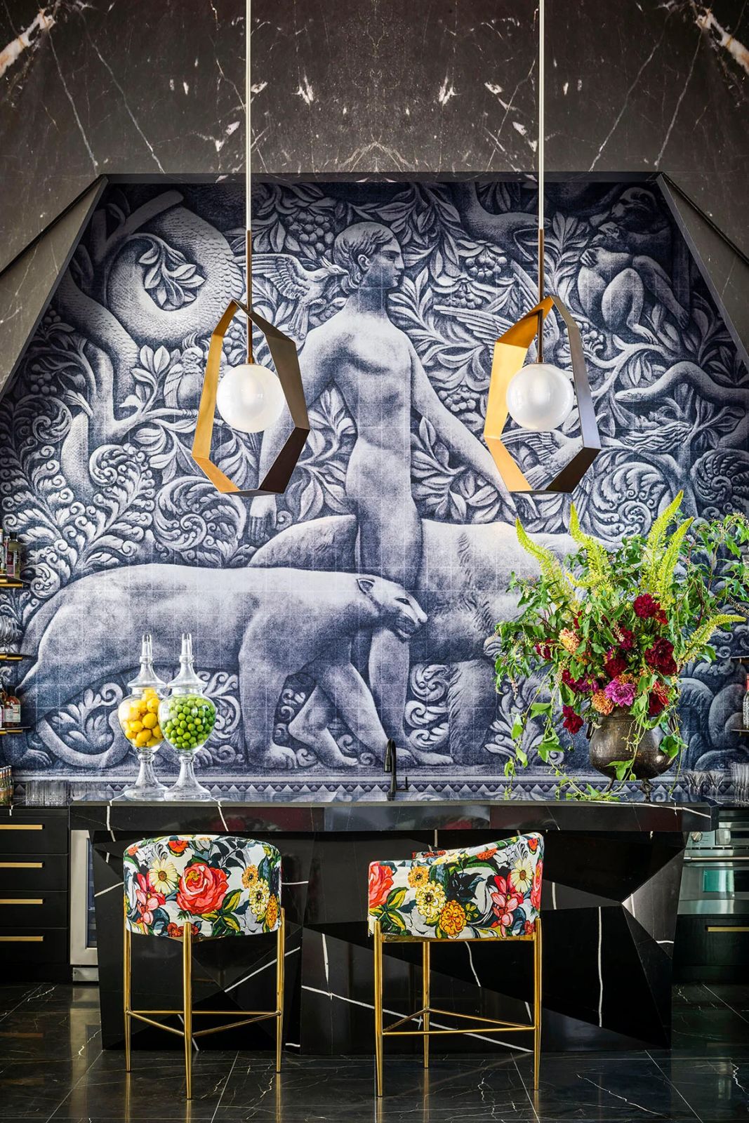 A majestic backdrop for the bar area with high chairs of floral fabrics (Photo: Instagram/@ceylonetcie)