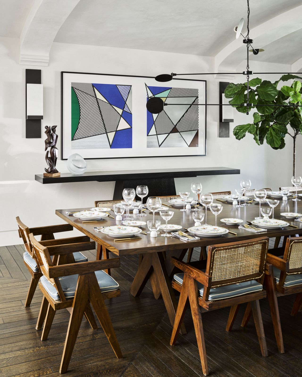 Ruang makan menampilkan seni moden dan perabot pertengahan abady furniture