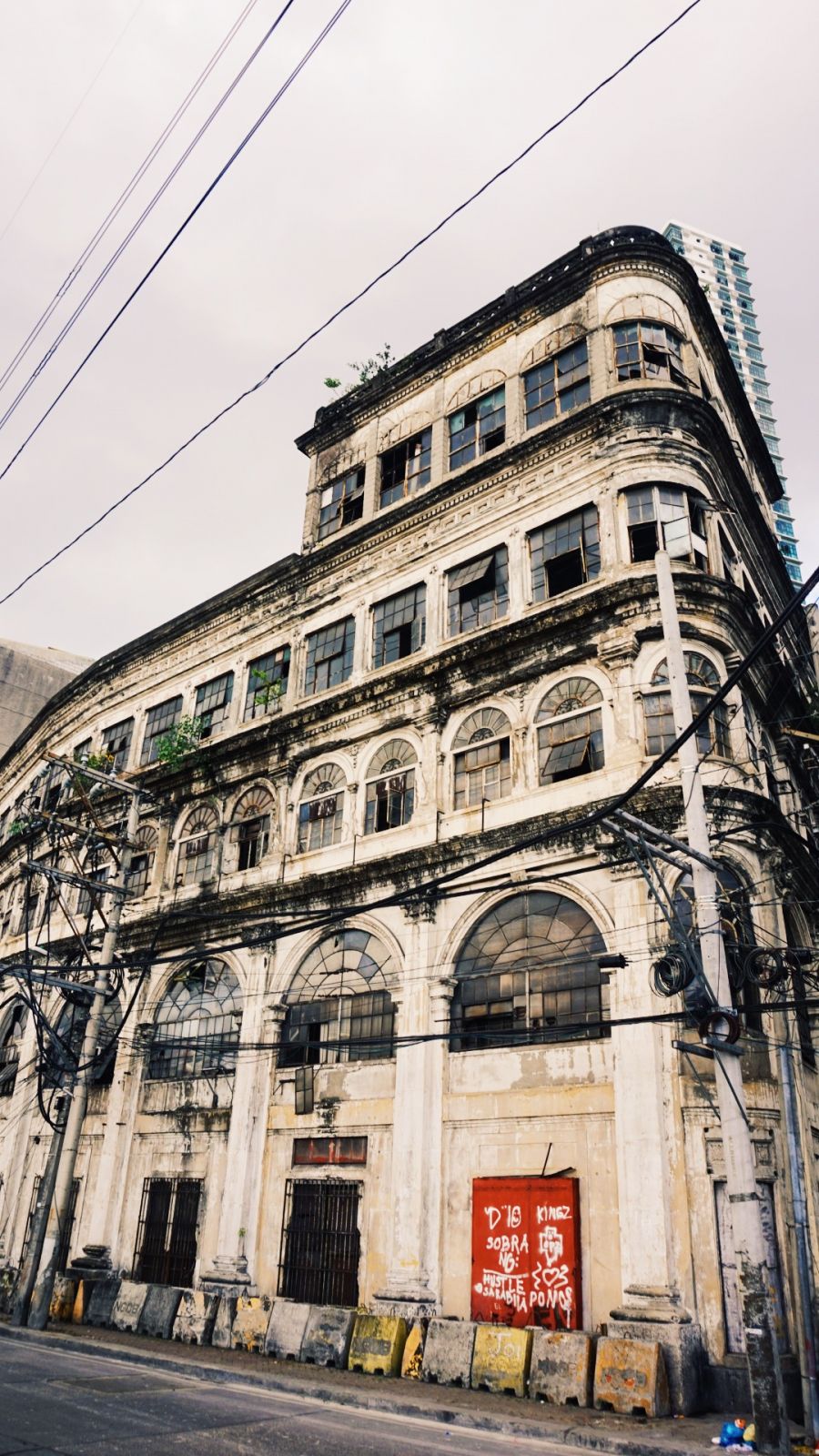 Parts of the El Hogar Filipino Building can be seen at the corner of Calle Juan Luna and Muelle dela Industría