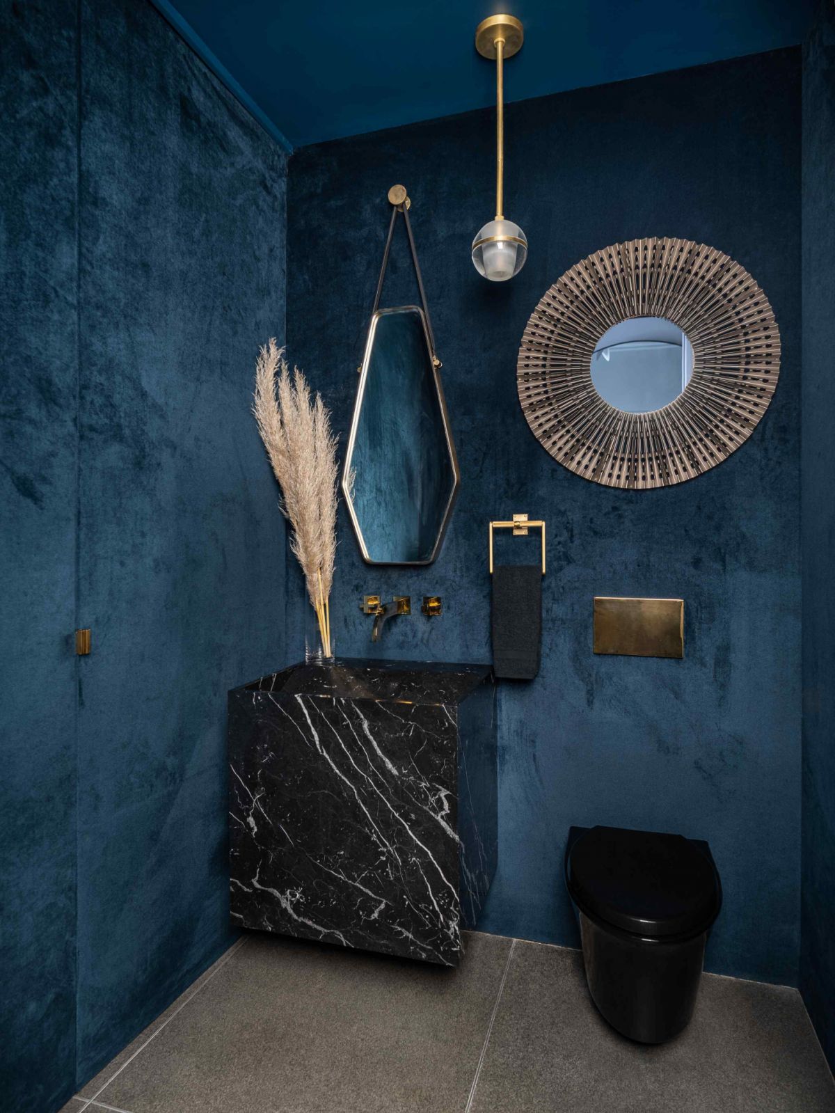 Upholstered velvet in blue Belvedere for walls