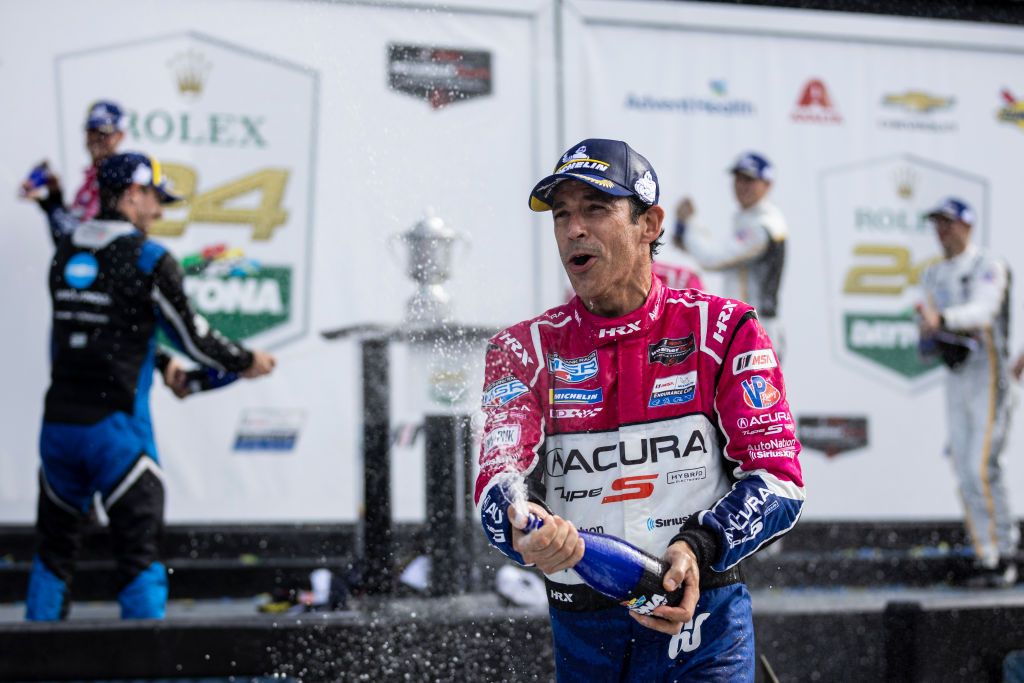 2023年賽事的贏家Tom Blomqvist、Colin Braun以及Simon Pagenaud正在台上慶祝。(Photo by James Gilbert/Getty Images)