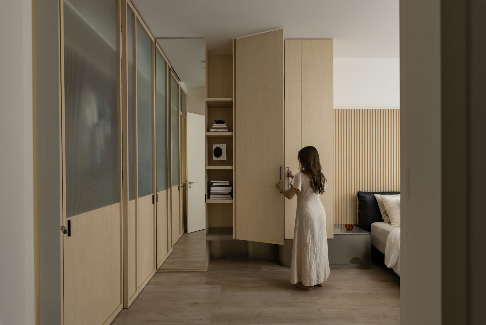 A "floating" wardrobe in the master bedroom (Photo: Pins Design Studio)