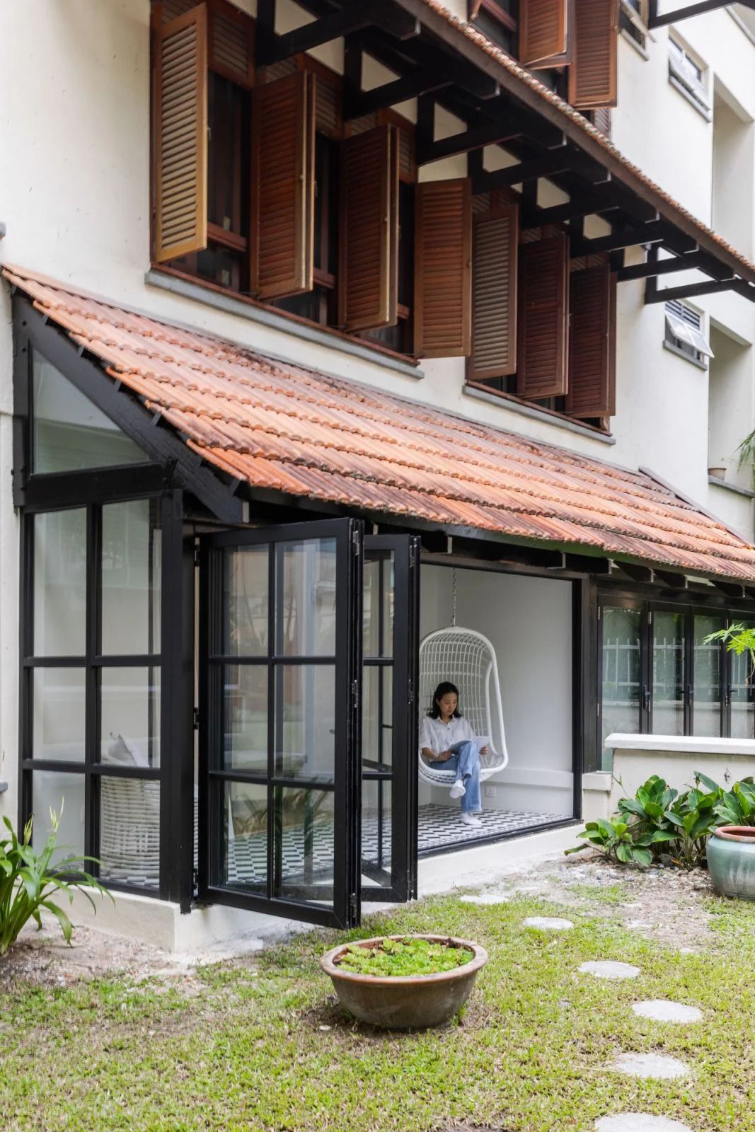 Wooden louvred windows and paned folding glass doors (Photo: Lawrence Choo)