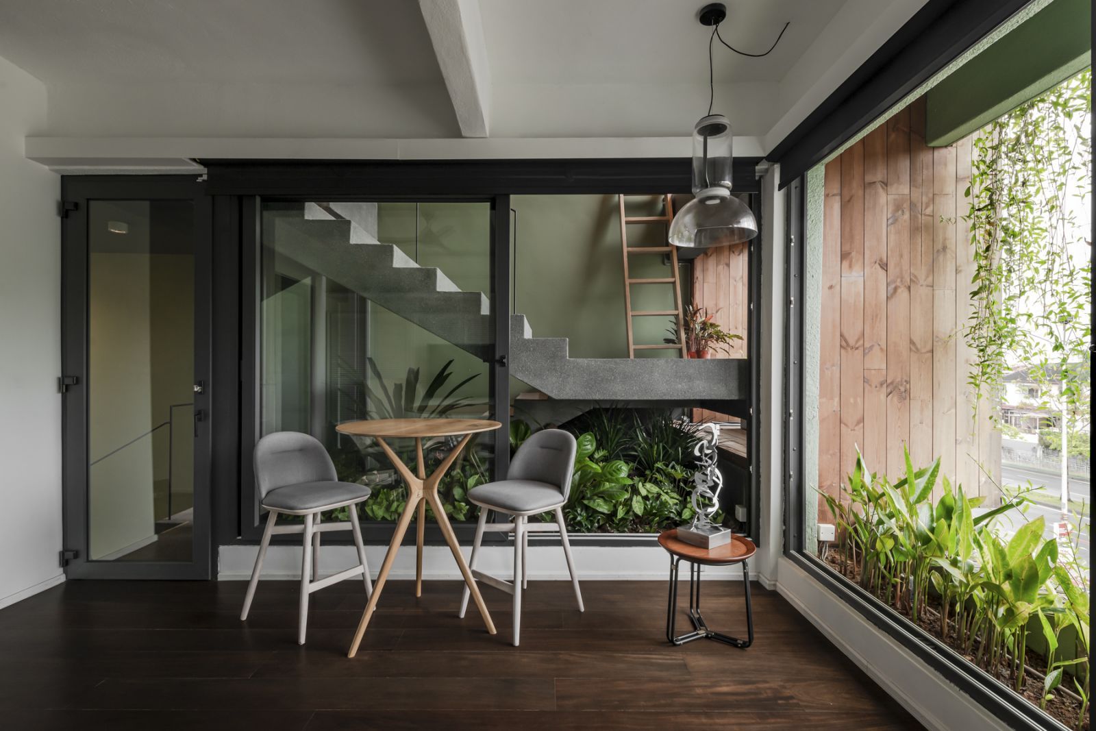 Green sets the tone in this workspace (Photo: David Yeow)