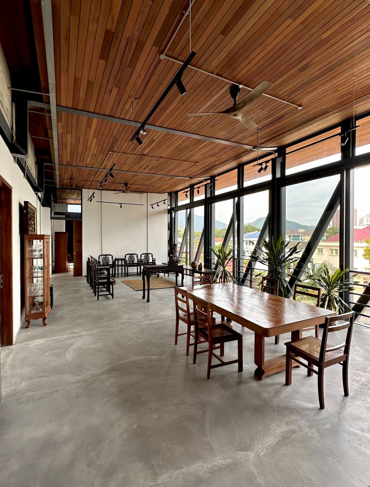 Antique wood furnishing in the "floating" loft (Photo: Lin Ho)