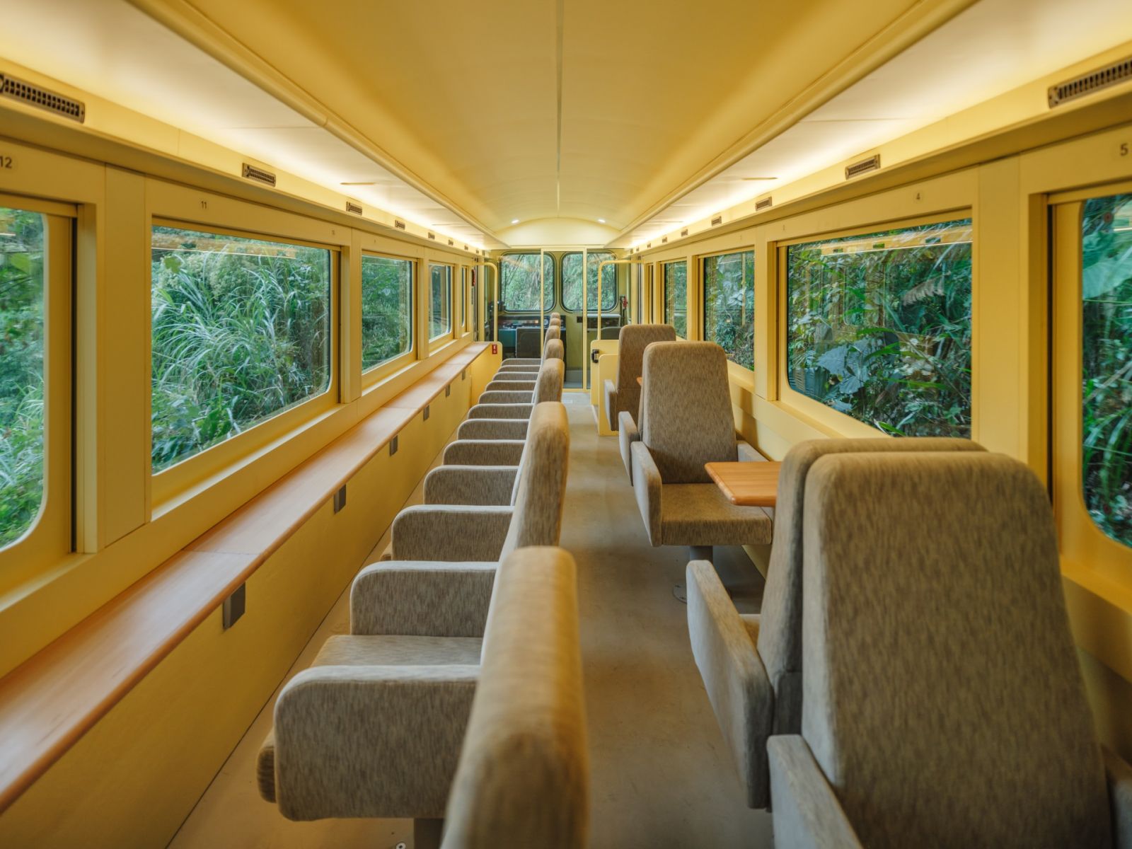 《栩悅號Vivid Express》車廂內裝與座位。(圖片: 築點設計股份有限公司)