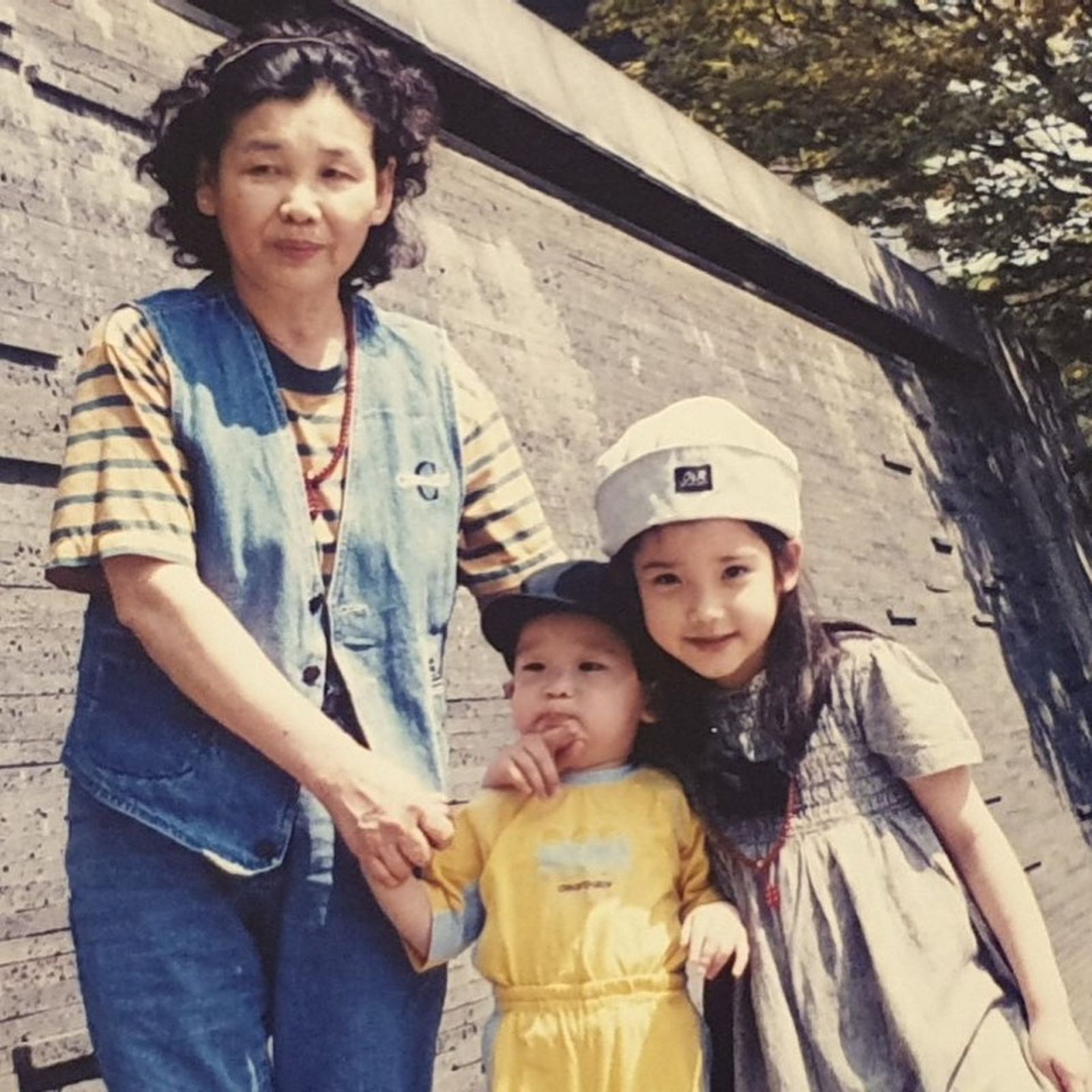 IU 由外婆照顧長大,成名也不忘報答外婆。