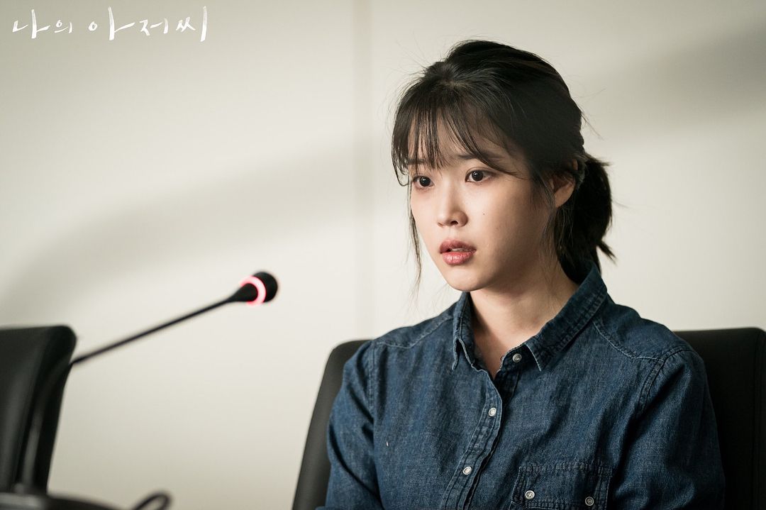 IU 曾與已故影帝李善均合作出電視劇演《我的大叔》。(Photo: tvN)