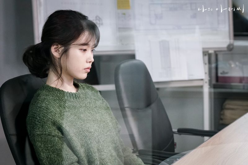 IU 曾與已故影帝李善均合作出電視劇演《我的大叔》。(Photo: tvN)