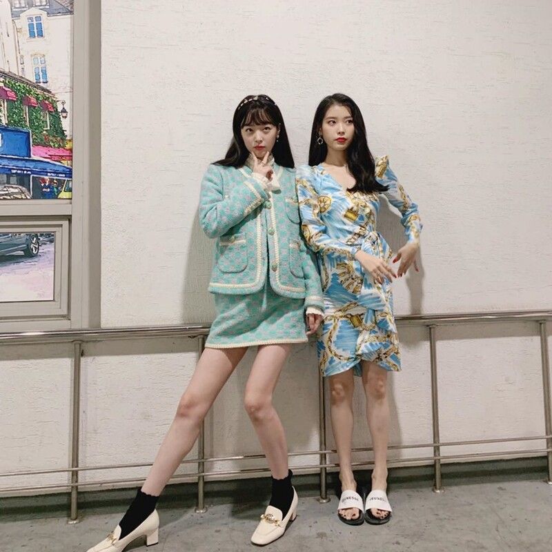 f(x) 已故前成員Sulli 曾在IU 主演的電視劇《德魯納酒店中》作客串演出。