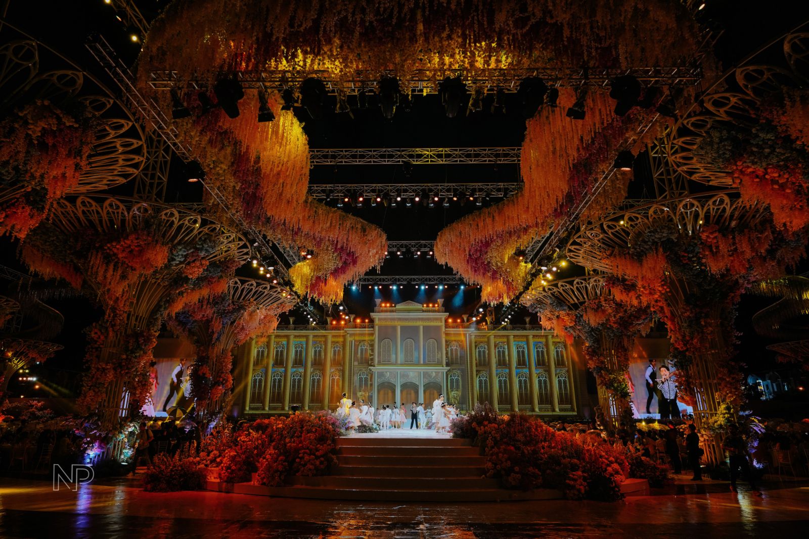 A majestic wedding reception in Vietnam (Photo: Nice Print Photography)