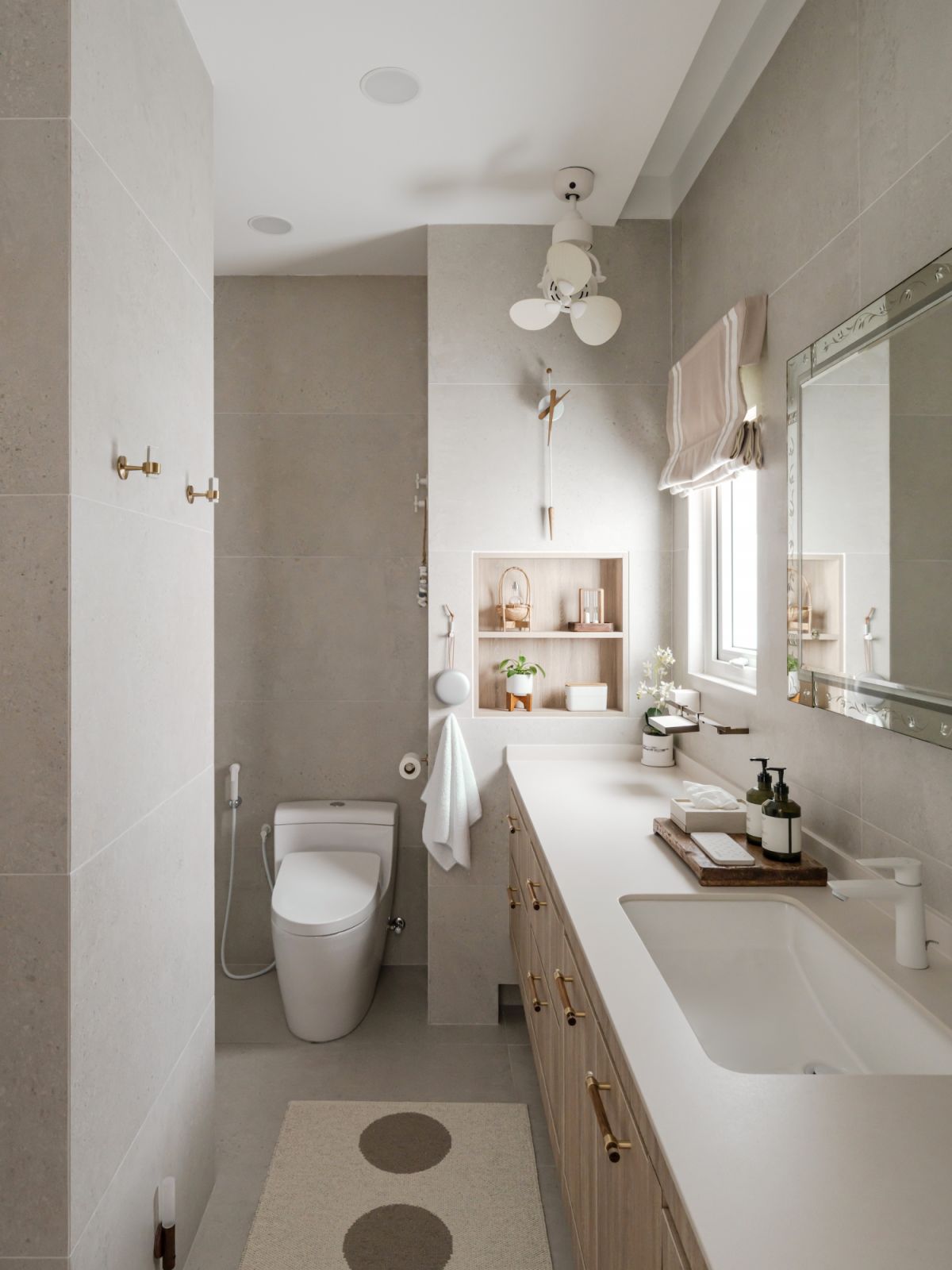 Soft white in the bathroom