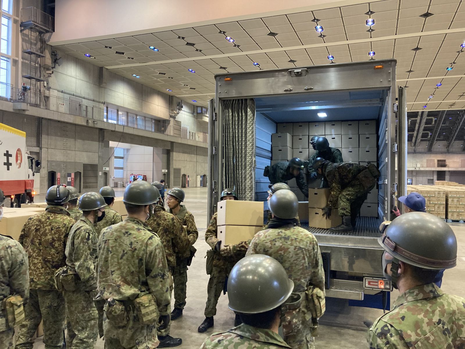 日本自衛隊隊員正協助將山崎麵包提供的物資自貨車上卸下。(Photo: X@motto_ishikawa)