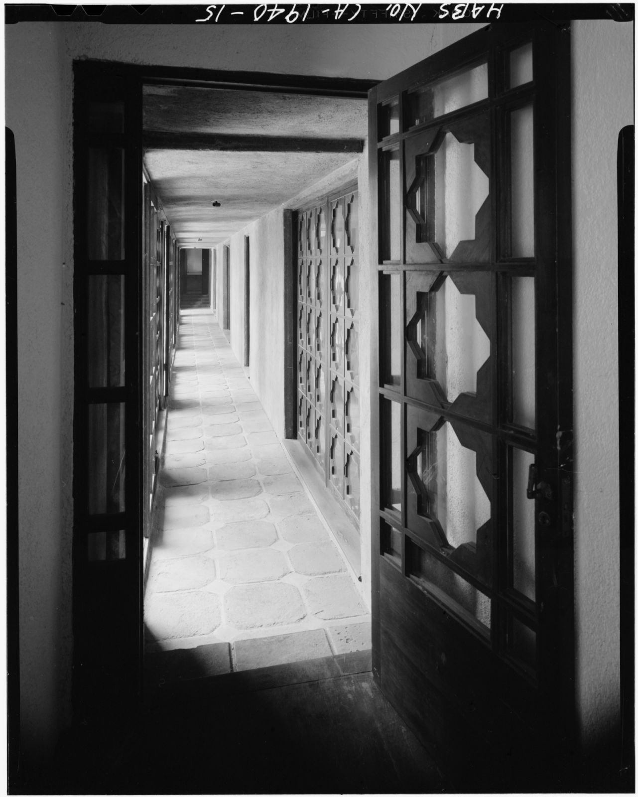 The narrow, tomb-like corridor (Photo: Historic American Landscapes Survey (HALS) / WikiCommons)