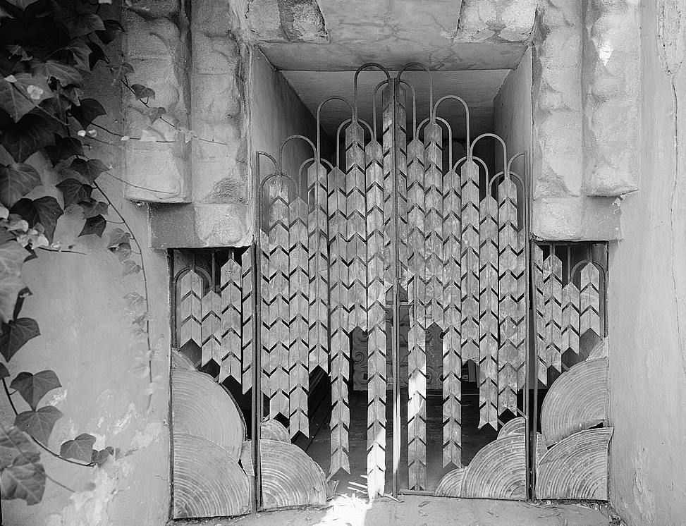 The sculpted copper front gate (Photo: United States Library of Congress, Prints and Photographs division / WikiCommons)