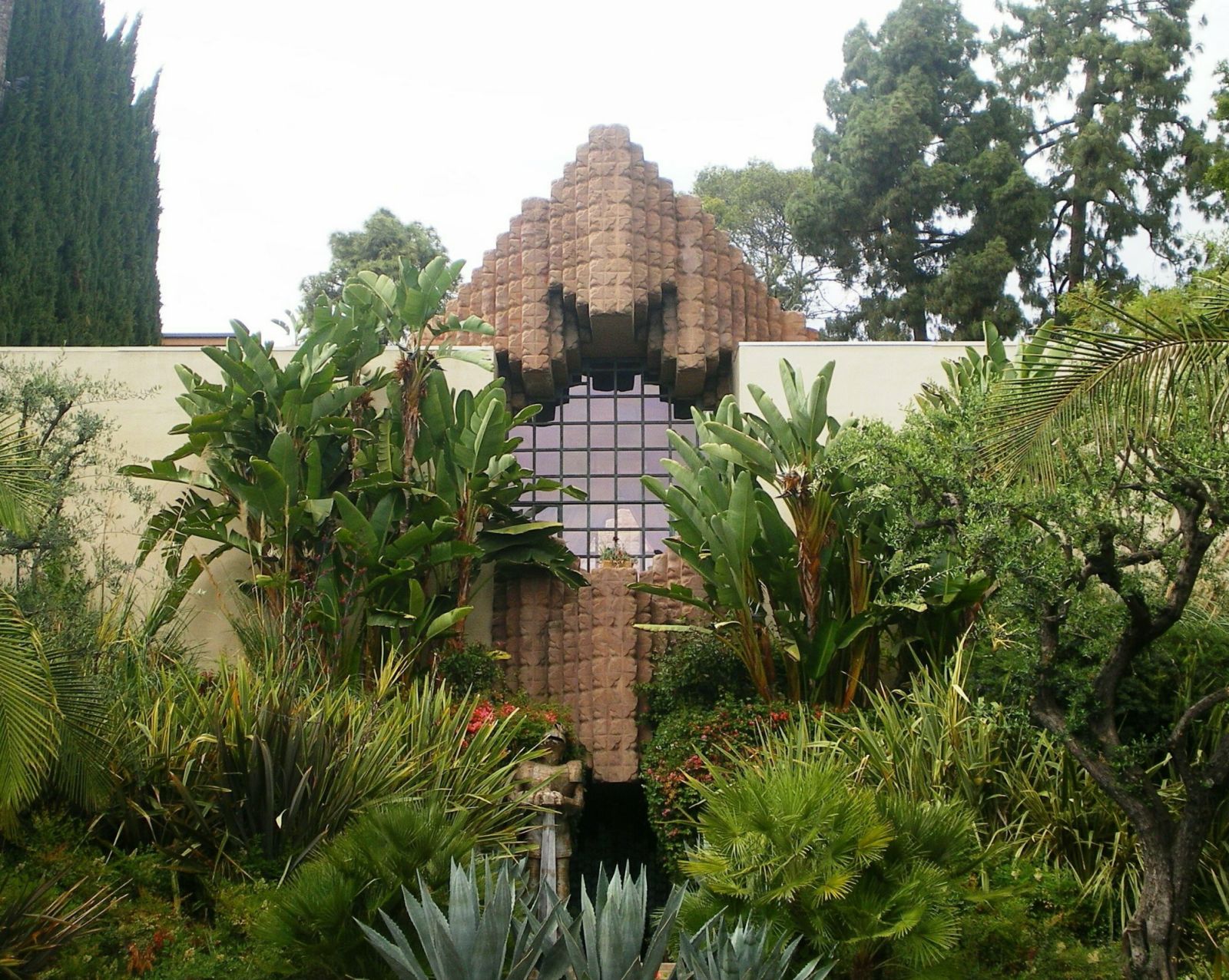 The intrusive concrete textile blocks framed the front entrance (Photo: WikiCommons)