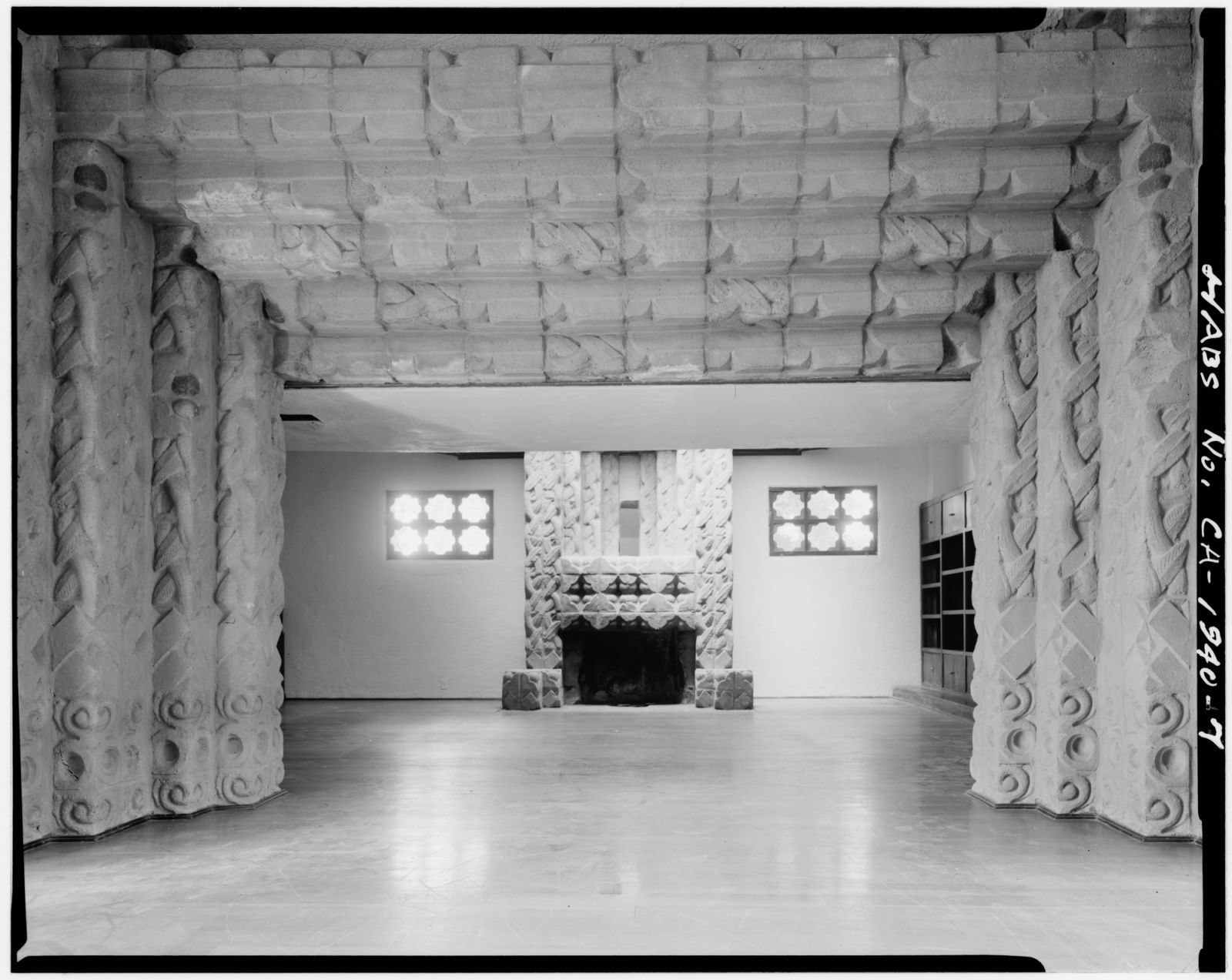 Prominent Mayan revival blocks in the living area (Photo: Historic American Landscapes Survey (HALS) / WikiCommons)