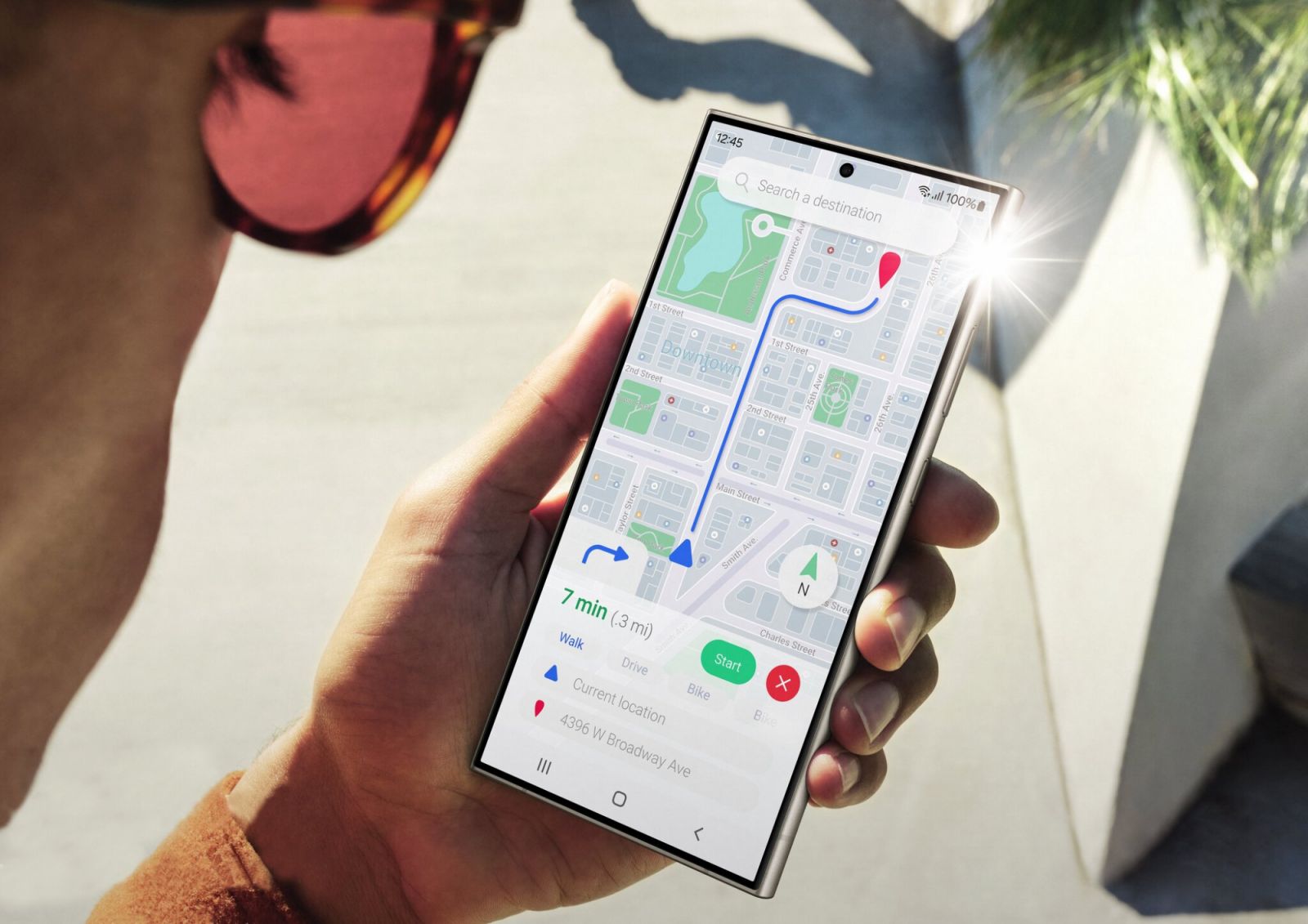 The Galaxy S24 Ultra's massive 6.8-inch OLED display is brighter than ever with a peak brightness of 2,600 nits (Photo: Samsung)