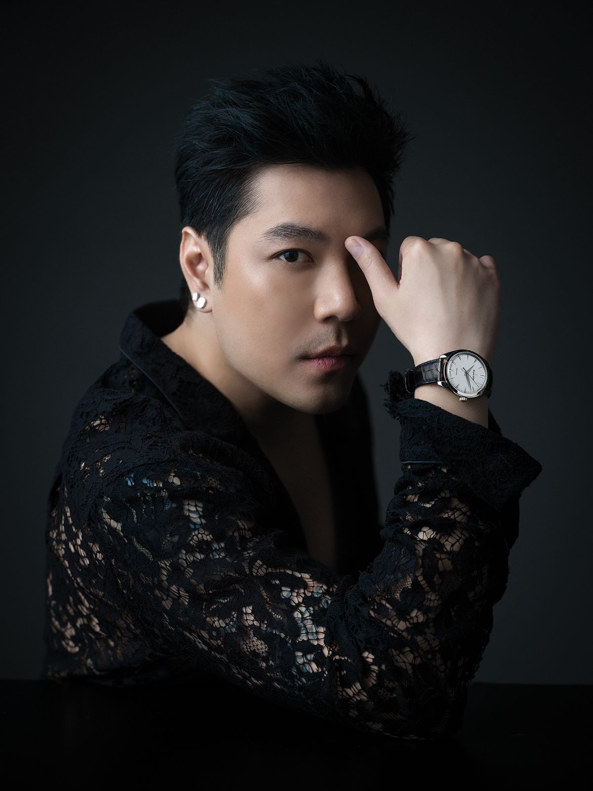 นาฬิกา จาก Grand Seiko Elegance Collection รุ่น Omiwatari, เครื่องแต่งกาย จาก Dolce & Gabbana (ภาพ: Punsiri Siriwetchapun)