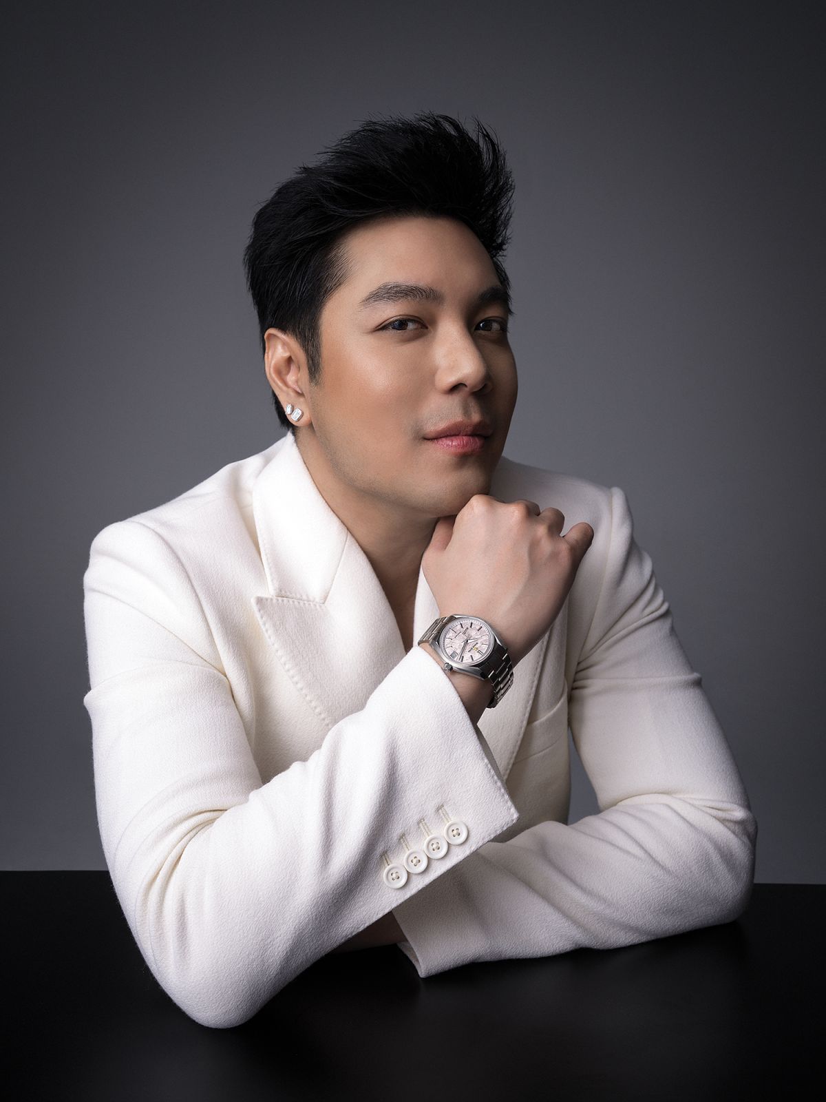 คุณก้อง กรุณ ซอโสตถิกุล กับนาฬิกาจาก Grand Seiko Heritage Collection รุ่น Shunbun, เครื่องแต่งกายจาก Dolce & Gabbana (ภาพ: Punsiri Siriwetchapun)
