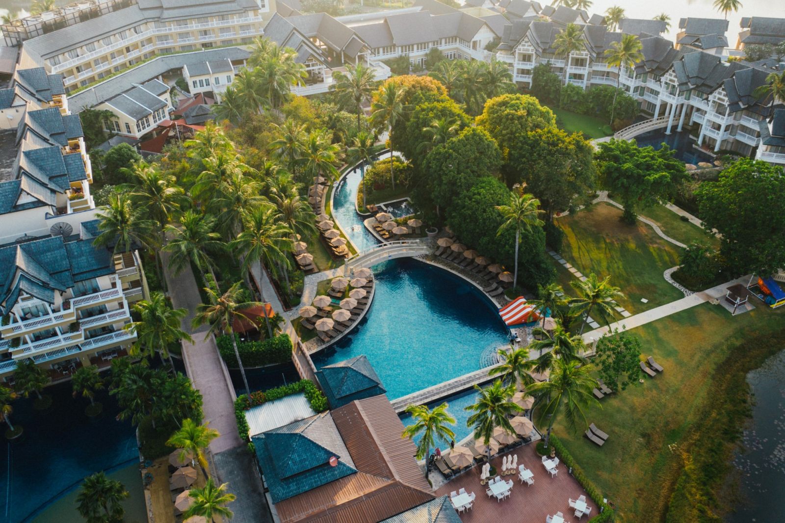 The free-form pool ends here, at a sunken pool bar, next to the Poolside restaurant