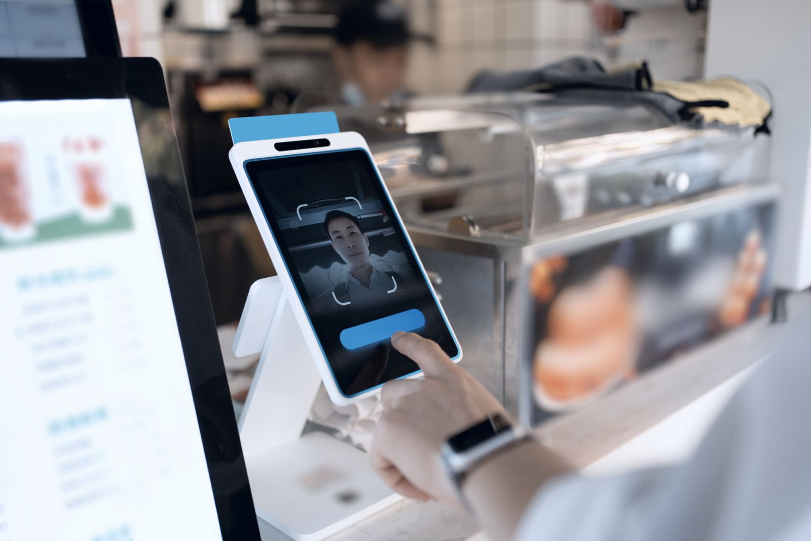 Asian man is using facial recognition for payment (Photo: Getty Images/ Weiquan Lin)
