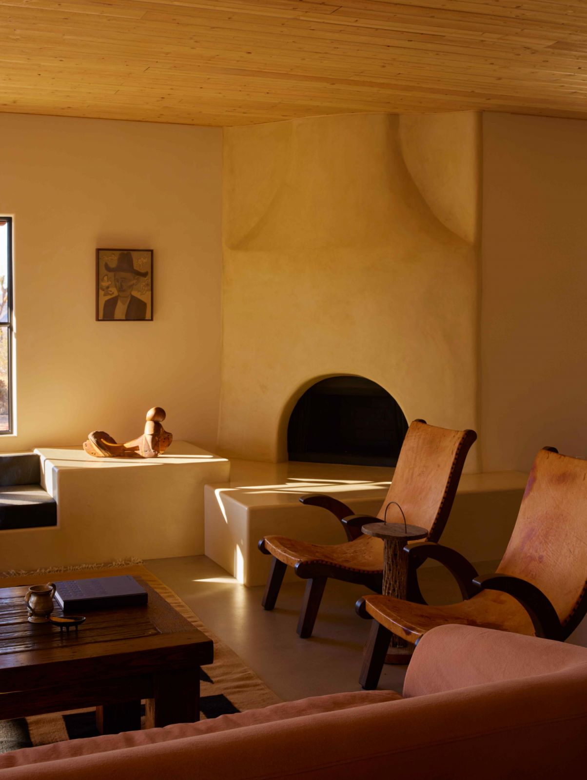 Mexican Butaque chairs next to the Tadelakt-made fireplace