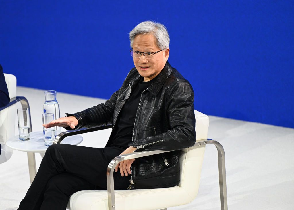 黃仁勳出席公眾場合時習慣穿著黑色皮衣外套，但他從來不佩戴手錶。(Photo by Slaven Vlasic/Getty Images for The New York Times)