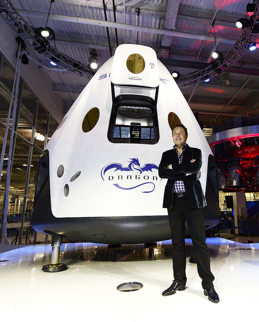 伊隆馬斯克與SpaceX太空船Dragon。 (Photo by Kevork Djansezian/Getty Images)