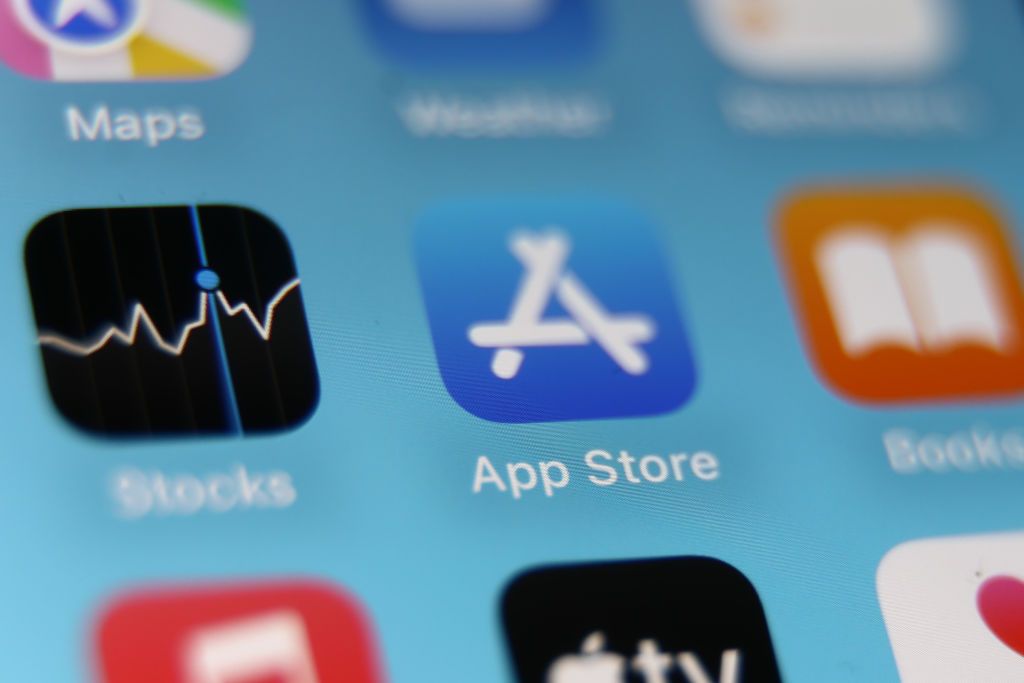 iOS等用戶原本都得透過App Store下載安裝應用程式,但隨著數位市場法頒布Apple也不得不讓步開放其他下載管道。(Photo by Jakub Porzycki/NurPhoto via Getty Images)
