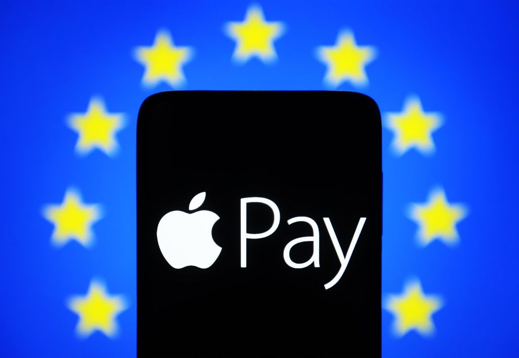原本iPhone的NFC功能僅開放Apple Pay用戶使用,但數位市場法施行後也將提供其他第三方廠商數位支付服務使用。(Photo Illustration by Pavlo Gonchar/SOPA Images/LightRocket via Getty Images)