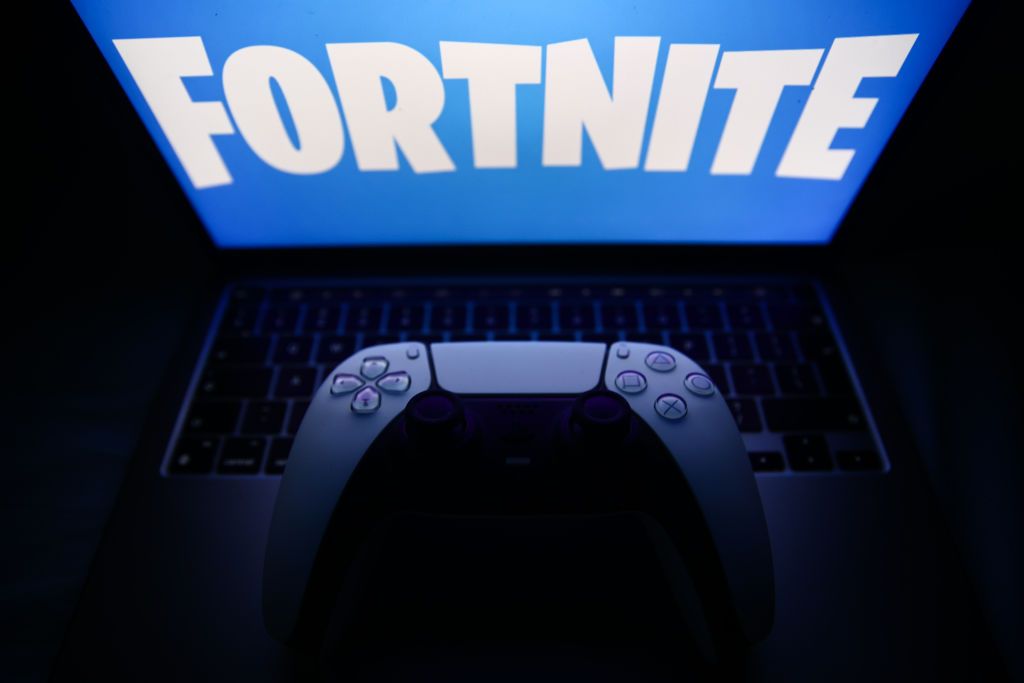 旗下擁有Fortnite(特戰英豪)等遊戲的平台Epic Games為了軟體上架費用、分潤等問題與Apple告上法院。 (Photo by Jakub Porzycki/NurPhoto via Getty Images)