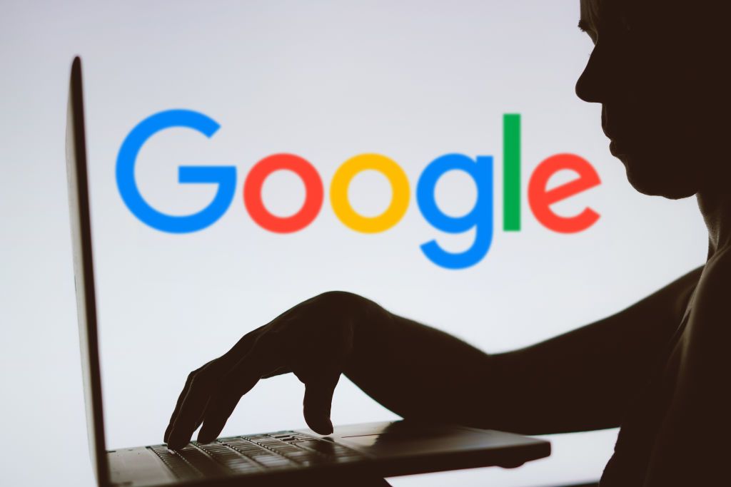Google的搜尋引擎服務在數位市場法中被限制不得透過演算法操作讓其他競爭者的服務曝光度降低,以維持公平性。 (Photo Illustration by Rafael Henrique/SOPA Images/LightRocket via Getty Images)