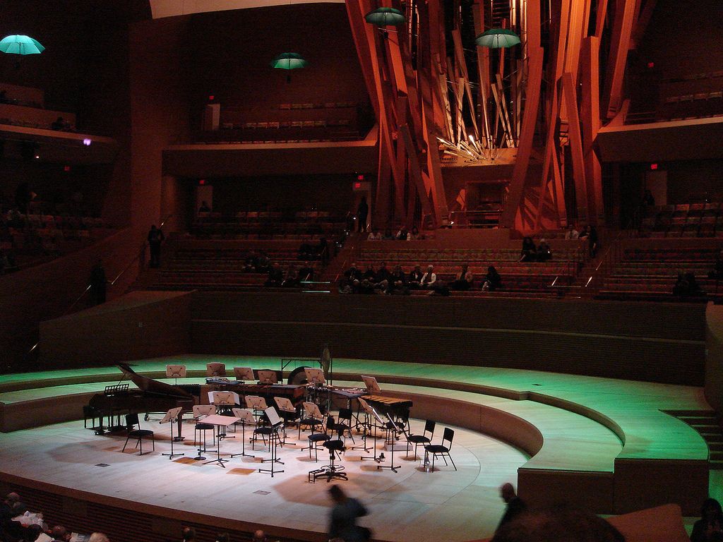 The amphitheatre sits over 2,200 patrons, and houses a Gehry-designed organ with 6,125 pipes (Photo: ikkoskinen / WikiCommons)