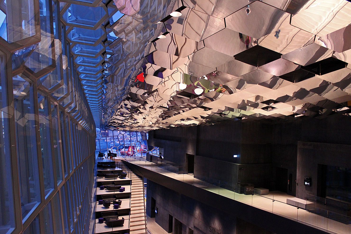 Harpa's avant-garde silhouette recalls the region’s mountain-like basalt rock formations (Photo: scott1346 / WikiCommons)