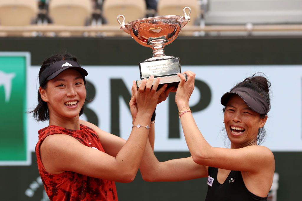 謝淑薇與王欣瑜贏得2023年的法網女雙冠軍。(Photo by Clive Brunskill/Getty Images)