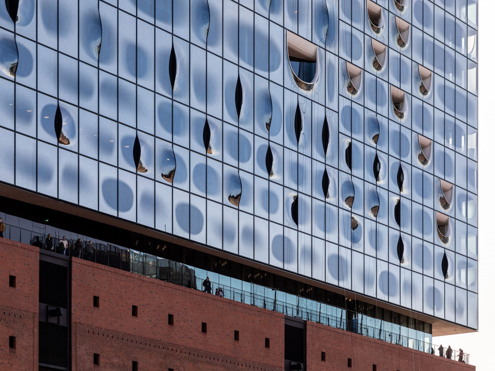 The façade of curved glass panels, some intricately carved open (Photo: Dietmar Rabich / WikiCommons)