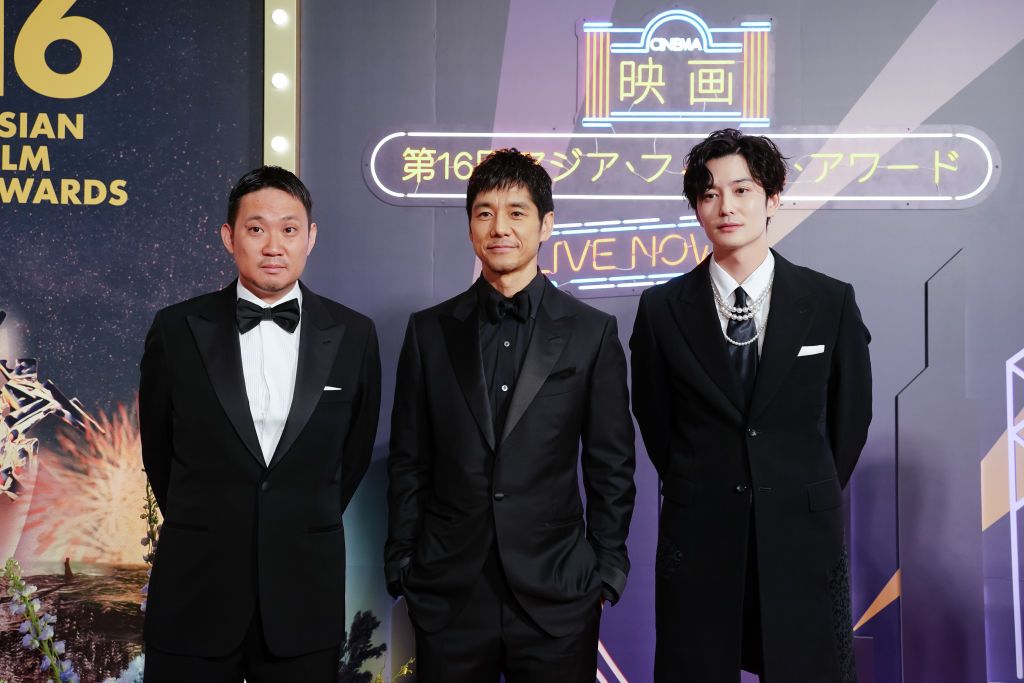西島秀俊與《在車上》導演濱口龍介、還有同劇演員岡田將生一同出席活動。(Photo by Anthony Kwan/Getty Images)