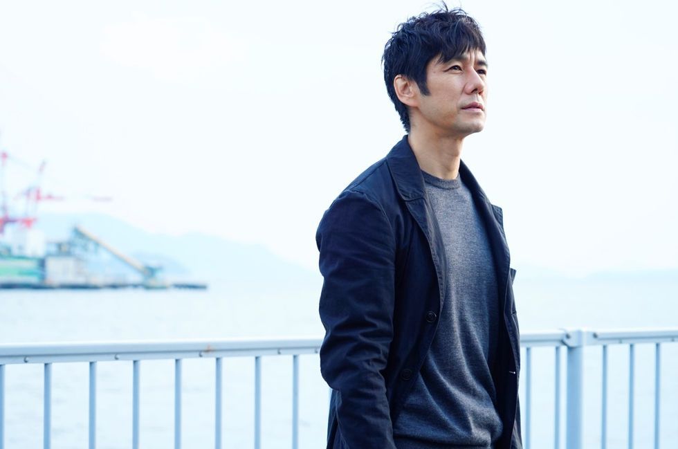 西島秀俊在《在車上》劇中演出一名喪女、喪妻的失意舞台劇演員。(Photo: 東昊影業)