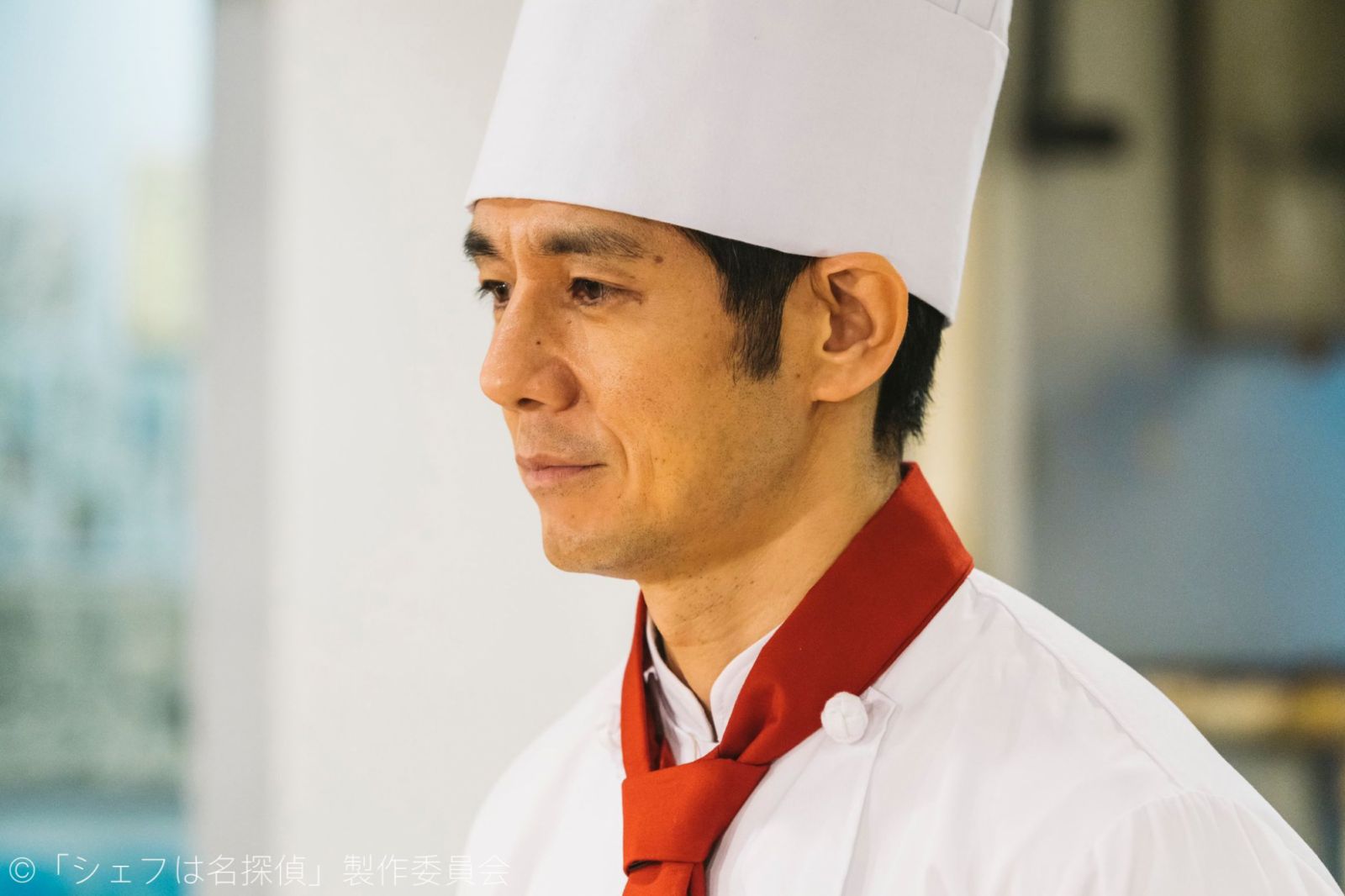 西島秀俊在《名偵探主廚》飾演的三舟忍是一名擁有過人觀察力與推理能力的法國料理主廚。(Photo: 《名偵探主廚》官方X @tx_shefutan)