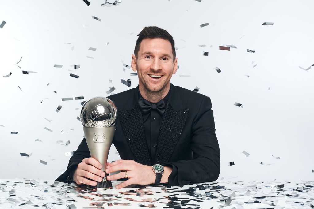 梅西被選為2022年最佳男性球員時佩戴百達翡麗手錶領獎。(Photo by Michael Regan - FIFA/FIFA via Getty Images)