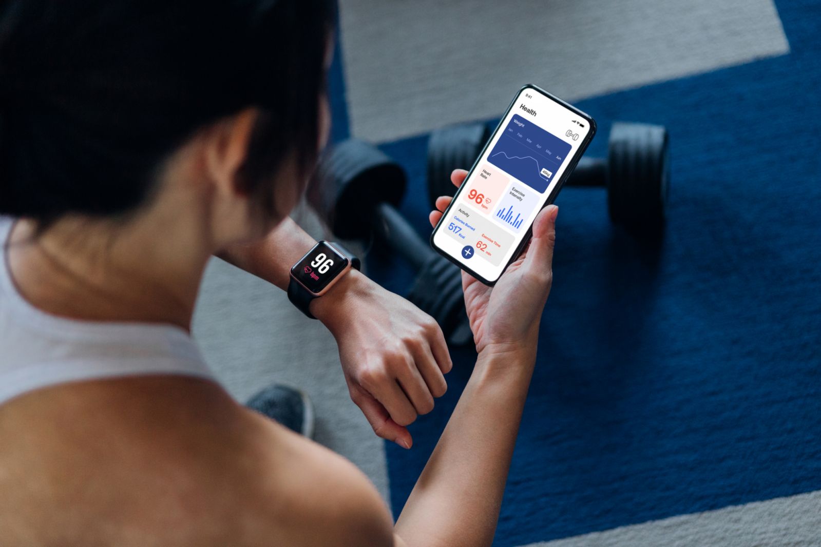 A woman using exercise tracking app on smartphone to monitor her training progress (Photo: Getty Images)